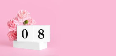 Takvim ve pembe arka planda güzel çiçekler, mesaj için yer var. Uluslararası Kadınlar Günü kutlamaları