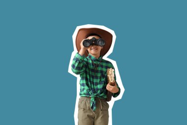 Mavi arka planda dürbünü ve kitabı olan sevimli bir maceraperest.