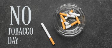 Kül tablası ve arka planda sigaralar. Dünya Tütünsüz Günü Afişi