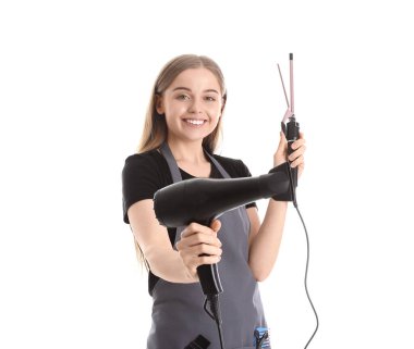 Beyaz arka planda saç maşası ve kurutma makinesi olan kadın kuaför.