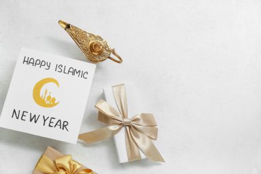 Yeni yılda Mutlu İslami Kartlar, hediye kutuları ve açık arkaplanda Aladdin lambası