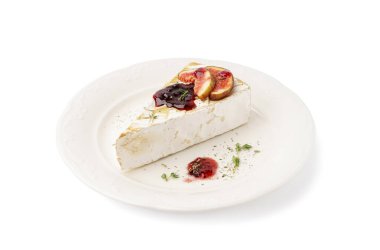 Beyaz arka planda lezzetli fırında peynirli peynir tabağı.