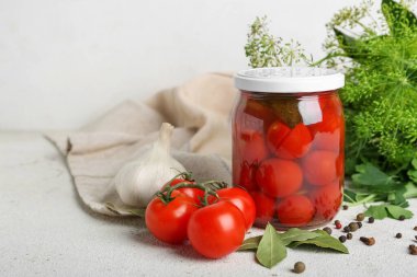 Konserve domatesli kavanoz ve beyaz arka planda biber.