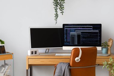 Işık ofisindeki bilgisayar monitörlü programcının çalışma alanı