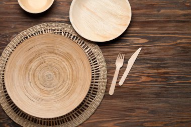 ahşap zemin üzerinde farklı yemek takımı
