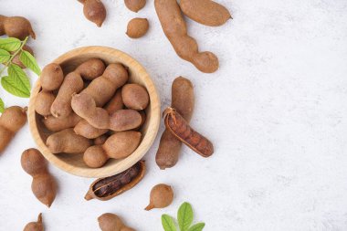 Beyaz arka planda lezzetli tamarinds kasesi