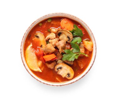 Beyaz arka planda bir kase lezzetli biftek yahnisi.