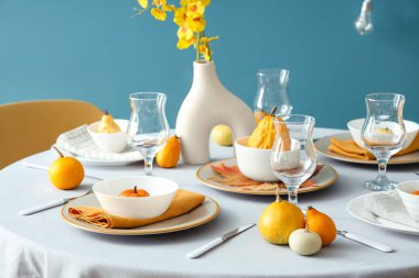 Balkabağı ve sarı çiçekli sonbahar masası