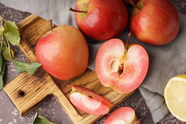 Tahta tahta tahta, üzerinde pembe elmalar var.