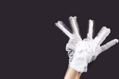 Karanlık arka planda zafer jesti gösteren hareketli bir kadının Stroboskopik fotoğrafı