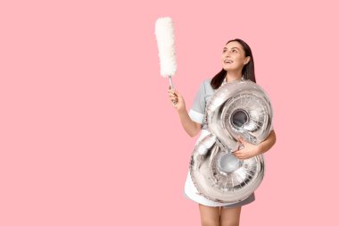 8 numaralı figür balonlu genç kadın hademe portresi ve pembe arka planda pp-duster. Uluslararası Kadınlar Günü