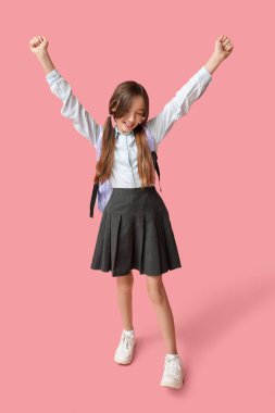Pembe arka planda mutlu okul kızı