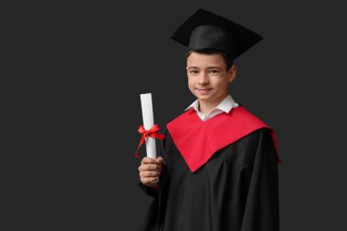 Mezuniyet elbisesi giymiş, koyu arkaplan diplomalı bir öğrenci.