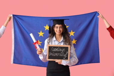 Diploma ve karatahta taşıyan Afrika kökenli Amerikalı bayan öğrenci, AB bayraklarında GOODBYE ÜNİVERSİTESİ