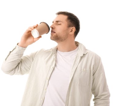 Mutlu genç adam beyaz arka planda kahve içiyor.