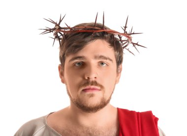 İsa cüppeli bir adam ve beyaz arka planda dikenli bir taç