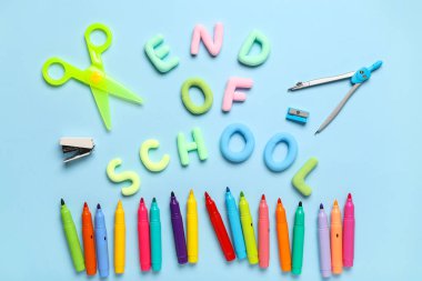 Okulun Metin Sonu, makas ve mavi arkaplanda renkli keçeli kalemler. Üst görünüm