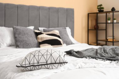 Yatak odasında yumuşak yastıkları olan büyük, rahat bir yatak.