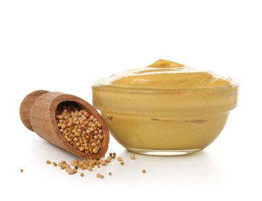 Beyaz arkaplanda hardal ve tohumlarla izole edilmiş kase