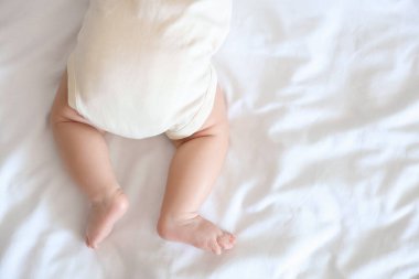 Yatakta uyuyan şirin küçük bebek, üst manzara.