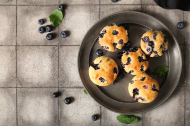 Lezzetli yaban mersinli kek tabağı.