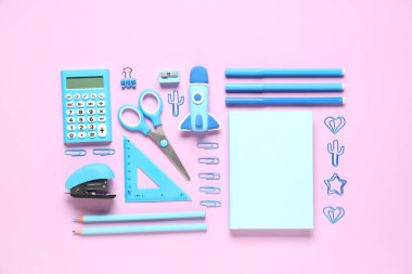 Pembe arka planda kırtasiyeli plastikten yapılmış roket. Üst görünüm