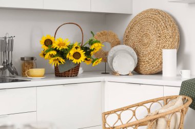 Açık mutfakta tezgahta ayçiçekli sepet.