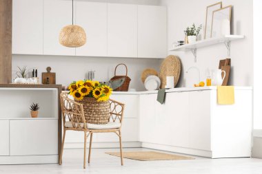 Ayçiçekli hasır sepet açık mutfakta koltukta