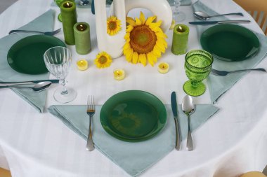 Ayçiçekli modern masa ayarları