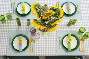 Ayçiçekli güzel bir masa. Üst görünüm