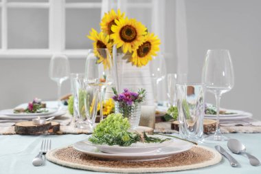 Ayçiçekleri ve çiçeklerle servis edilen güzel bir masa.