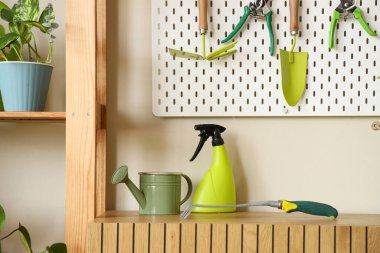 Atölyede klozete konan bahçe aletleri