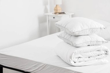 Aydınlık odada yastıklı katlanmış battaniye