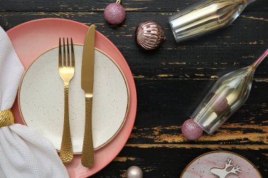 Siyah ahşap arka planda Noel topları olan güzel bir masa.