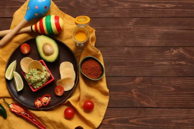 Geleneksel Meksika yemekleri ve marakalar tahta arka planda. Cinco de Mayo (5 Mayıs) kutlamaları