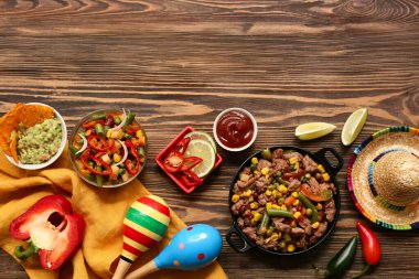 Geleneksel Meksika yemekleri, marakalar ve ahşap arka planda sombrero. Cinco de Mayo (5 Mayıs) kutlamaları