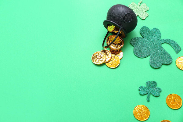 Горшок с монетами и бумажным клевером на зеленом фоне. Празднование Дня Святого Патрика