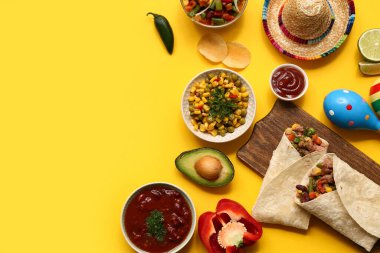 Geleneksel Meksika dürümleri ve sarı arka plandaki malzemeler. Cinco de Mayo (5 Mayıs) kutlamaları