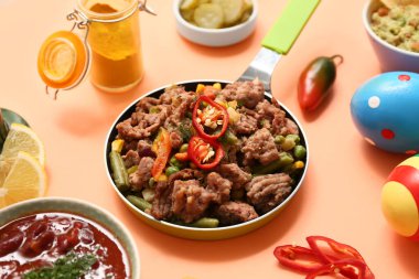 Bej arka planda geleneksel Meksika dürümü ile kızartma tavası, yakın plan. Cinco de Mayo (5 Mayıs) kutlamaları