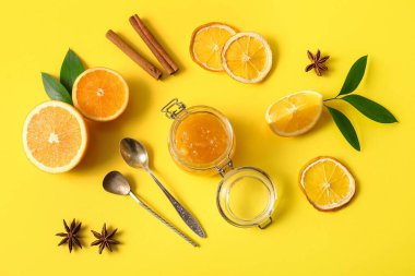 Sarı arka planda lezzetli turuncu reçel kavanozu