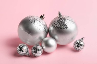 Pembe bir arka plan üzerinde Noel topları