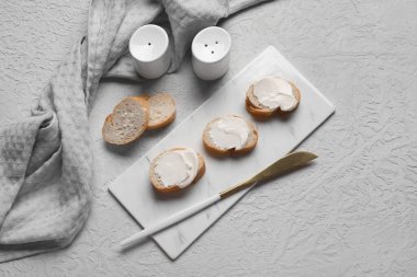 Beyaz arka planda işlenmiş peynirli lezzetli bruschetta.