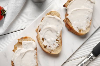 Beyaz ahşap arka planda işlenmiş peynirli lezzetli bruschetta.