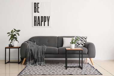 Oturma odasının içi siyah kanepe ve masalarla dolu. Yin Yang konsepti