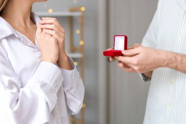 Genç adam kız arkadaşına evlenme teklif ediyor, yakın plan.