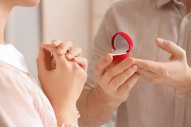 Genç adam kız arkadaşına evlenme teklif ediyor, yakın plan.