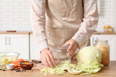 Mutfakta lahana turşusu hazırlayan kadın. Yakın çekim.