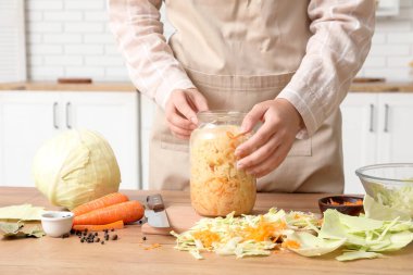 Mutfakta lahana turşusu hazırlayan kadın. Yakın çekim.