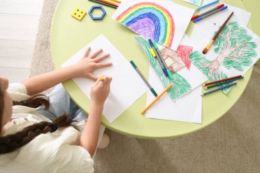 Evdeki masada güzel bir kız resmi, üst manzara.