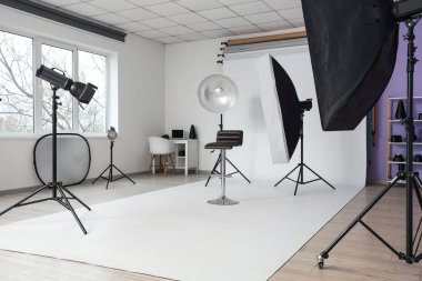 Fotoğraf stüdyosunda beyaz arkaplan ve modern ekipman